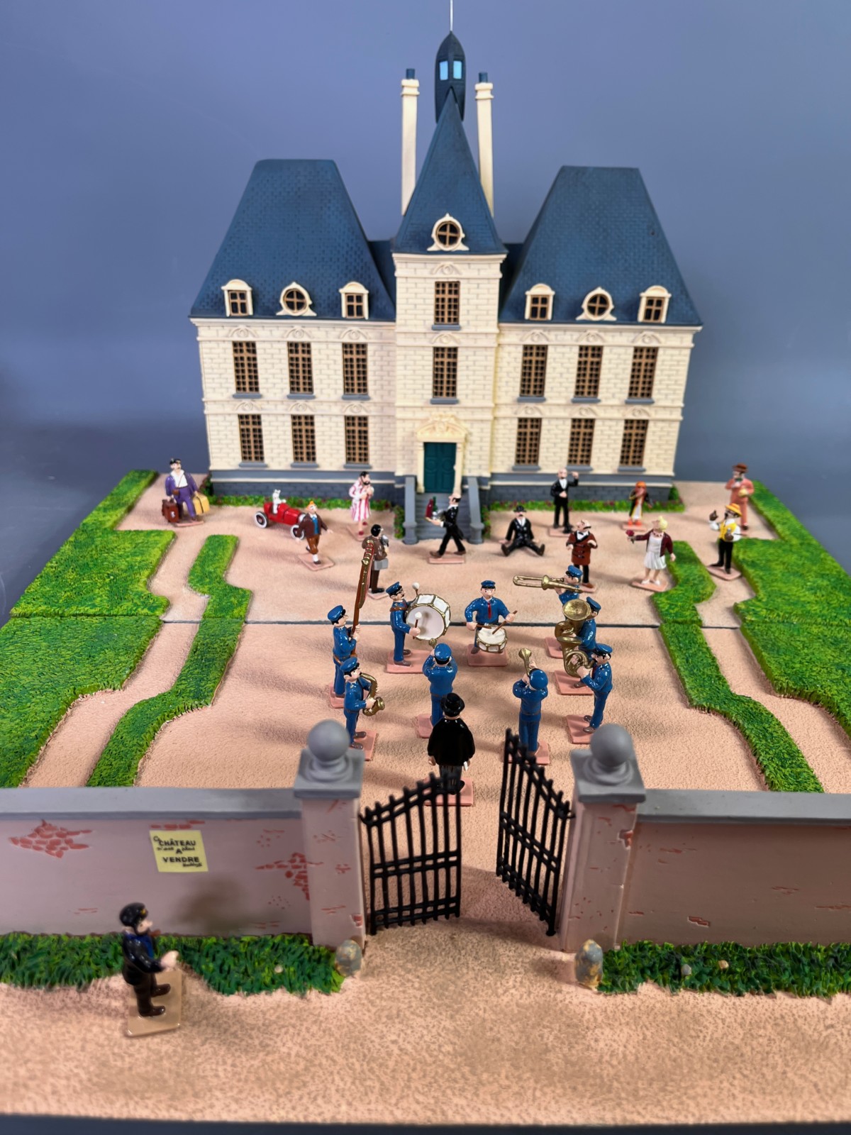 FIGURINE TINTIN CHATEAU DE MOULINSART (+ 13 PERSONNAGES) + FANFARE