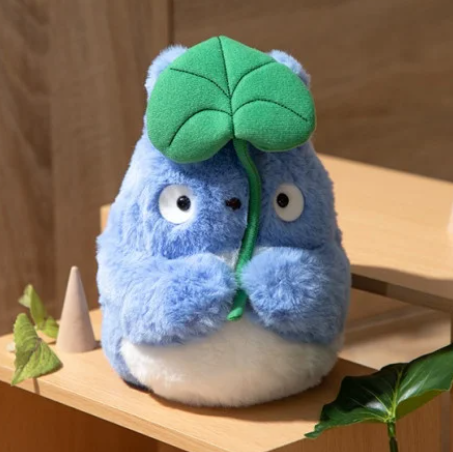 Peluche Nakayoshi Totoro Bleu Avec Feuille - Mon Voisin Totoro